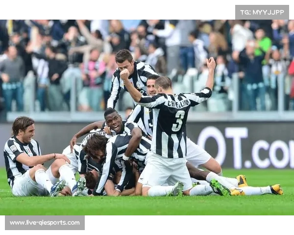 尤文图斯vs莱切赛前，球迷巨型TIFO致敬俱乐部传奇